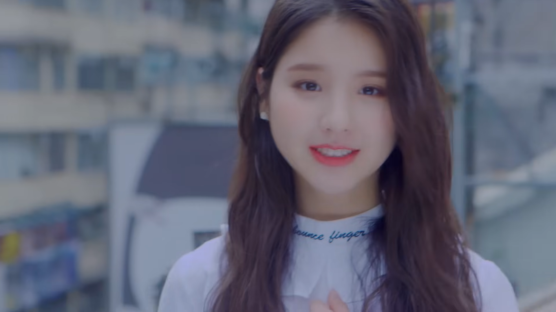 Heejin's collar.